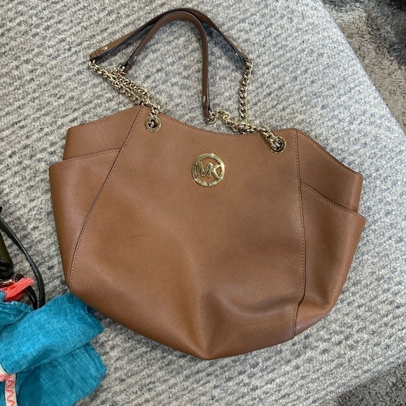 MICHAEL KORS Large Jet Set Saffiano Leather Tote with Gold Hardware - Picture 3 of 12